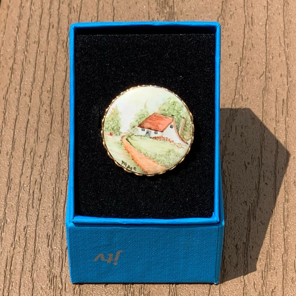 ORIGINAL ANTIQUE HAND PAINTED PORCELAIN PIN MARY MC CANN ARTIST SIGNED C.1940s